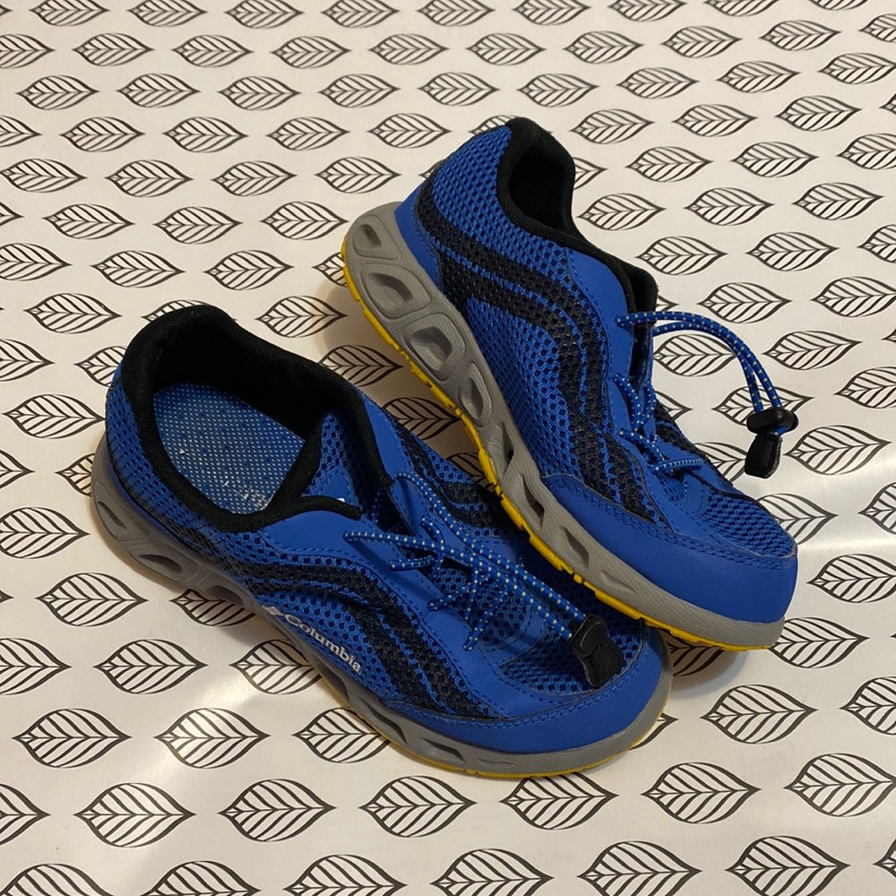 Boys/Girls Columbia sneakers. Worn for 1 week. Size 4!